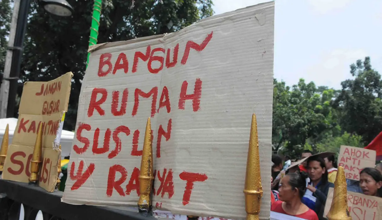 Aksi itu dilakukan sebagai bentuk protes karena tempat tinggal mereka hendak digusur, Jakarta, (11/9/14). (Liputan6.com/Herman Zakharia)