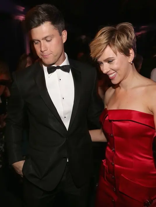 Kali ini bukan orang biasa atau bahkan aktor Hollywood ternama Scarlett Johansson mengencani penulis acara Saturday Night Live, Colin Jost. (Getty Images-Cosmopolitan)
