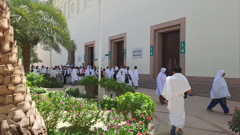 Jemaah Haji Indonesia Mengambil Miqat di Masjid Dzulhulaifah