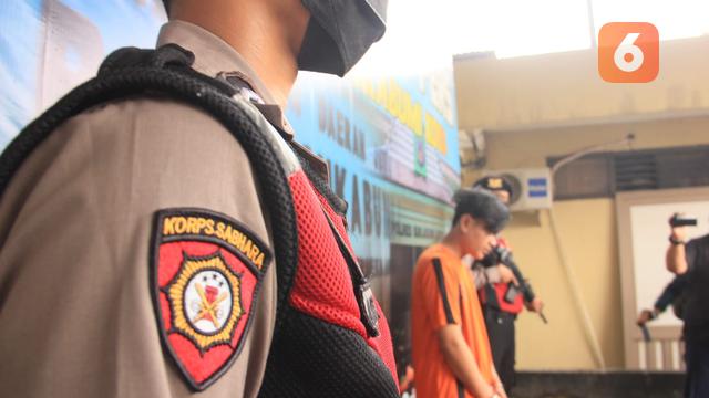 Pelaku pembacokan korban tewas pedagang sayur di Cisaat, Kabupaten Sukabumi diamankan Satreskrim Polres Sukabumi Kota (Liputan6.com/Fira Syahrin).