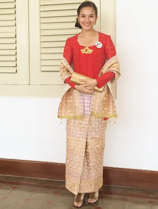Chelsea Islan terlihat anggun dalam kebaya berwarna merah yang dipadukan kain tenun berwarna emas. Makeup yang terlihat sederhana ini juga tetap membuatnya menawan. (Liputan6.com/IG/@chelseaislan)