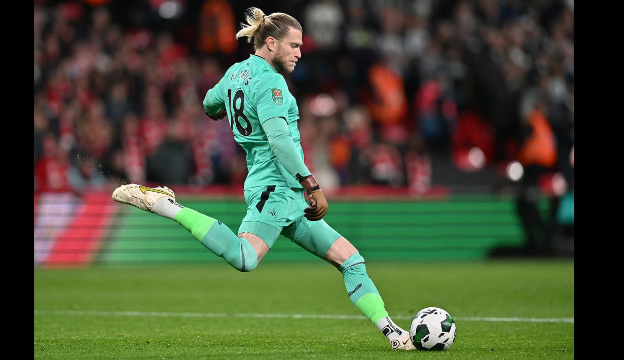 <p>Kiper Newcastle, Loris Karius melakukan tendangan gawang pada laga final Carabao Cup 2022/2023 melawan Mancehster United di Stadion Wembley, London, Senin (27/02/2023) dini hari WIB.&nbsp;(AFP/Glyn Kirk)</p>