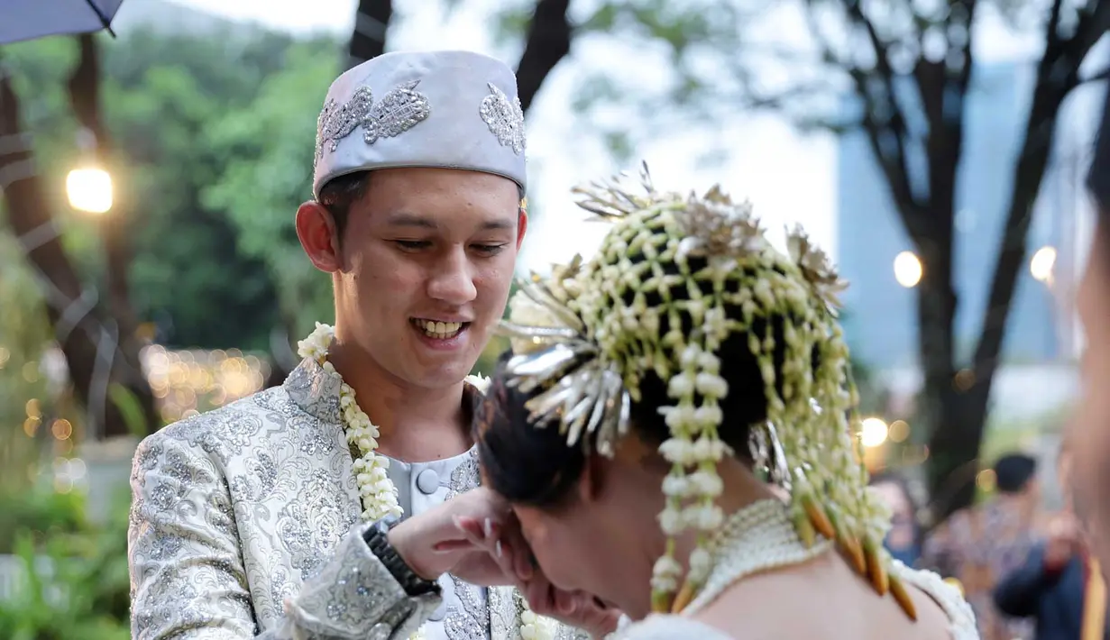 Dalam prosesi akad nikah kala itu cukup mengharukan di saat Rinni meminta izin kepada kakak kandungnya yang akan menikahkan ia dengan Jevin. Pasalnya, ayah Rinni diketahui telah meninggal dunia beberapa waktu lalu. (Deki Prayoga/Bintang.com)