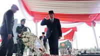 Penghormatan Terakhir Menhan Sjafrie Sjamsoeddin untuk Mayor Zulmi di Taman Makam Pahlawan Cikutra (Biro Infohan Setjen Kemhan)