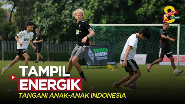 Berita video salah satu pelatih Akademi Borussia Monchengladbach, Philip Stegert, tampil energik saat menangani anak-anak Indonesia, Sabtu (3/6/2023).