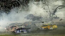Tabrakan yang terjadi di NASCAR Sprint Cup Series, Amerika serikat, Senin (6/7/2015). Mobil Austin Dillon (no.3) mengalami kerusakan yang sangat parah usai terpental mengenai pagar pembatas. (Reuters/Reinhold Matay)