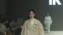Hadir sebagai muse IKYK, Agatha Pricilla mengenakan coat coklat dipadukan inner putih serasi dengan celananya. [Daniel Kampua]