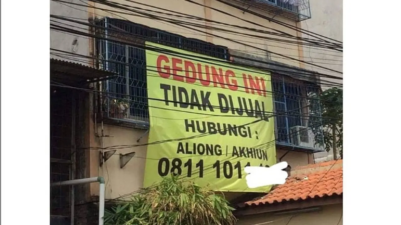 Potret Spanduk dan Poster yang Sukses Bikin Orang Geregetan