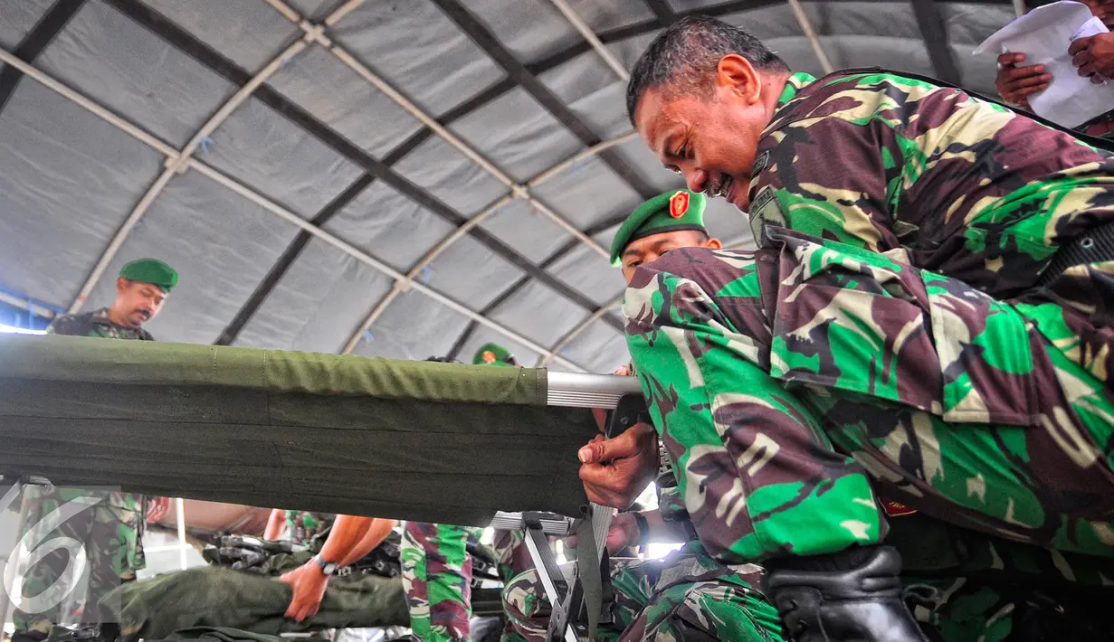 Petugas gabungan TNI-Polri membangun posko di Pelabuhan Tanjung Emas Semarang, Minggu (24/1/2016). Persiapan dilakukan untuk mengamankan kedatangan Anggota Gafatar. (Foto:Gholib)