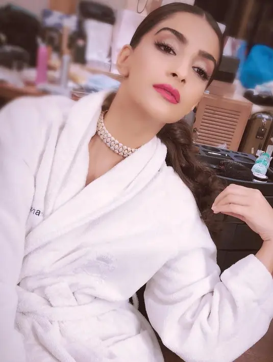Siapa sih yang tidak kenal dengan Sonam Kapoor, ia masuk dalam daftar aktris Bollywood dengan bayaran tertinggi. Selain wajah cantik memesona, ia juga punya bibir yang seksi. (Foto: instagram.com/sonamkapoor)