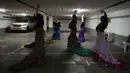Momen ini memperlihatkan ketahanan mental warga sipil di tengah eskalasi konflik antara Israel, Amerika Serikat, dan Iran yang terus memanas sejak akhir Februari lalu. Tampak dalam foto, sekelompok siswa flamenco menari di garasi parkir bawah tanah setelah kelas studio mereka terganggu oleh sirene serangan udara yang memperingatkan datangnya rudal dari Iran, di Tel Aviv, Israel, Senin 30 Maret 2026. (AP Photo/Ohad Zwigenberg)