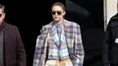 Ini adalah statement coat dengan corak berani yang pernah terlihat dikenakan Gigi Hadid. Dari houndstooth hingga motif kotak-kotak-kotak, warna cerah hingga tekstur beludru, coat ini akan membuat penampilanmu sempurna secara keseluruhan. Foto: Bustle.