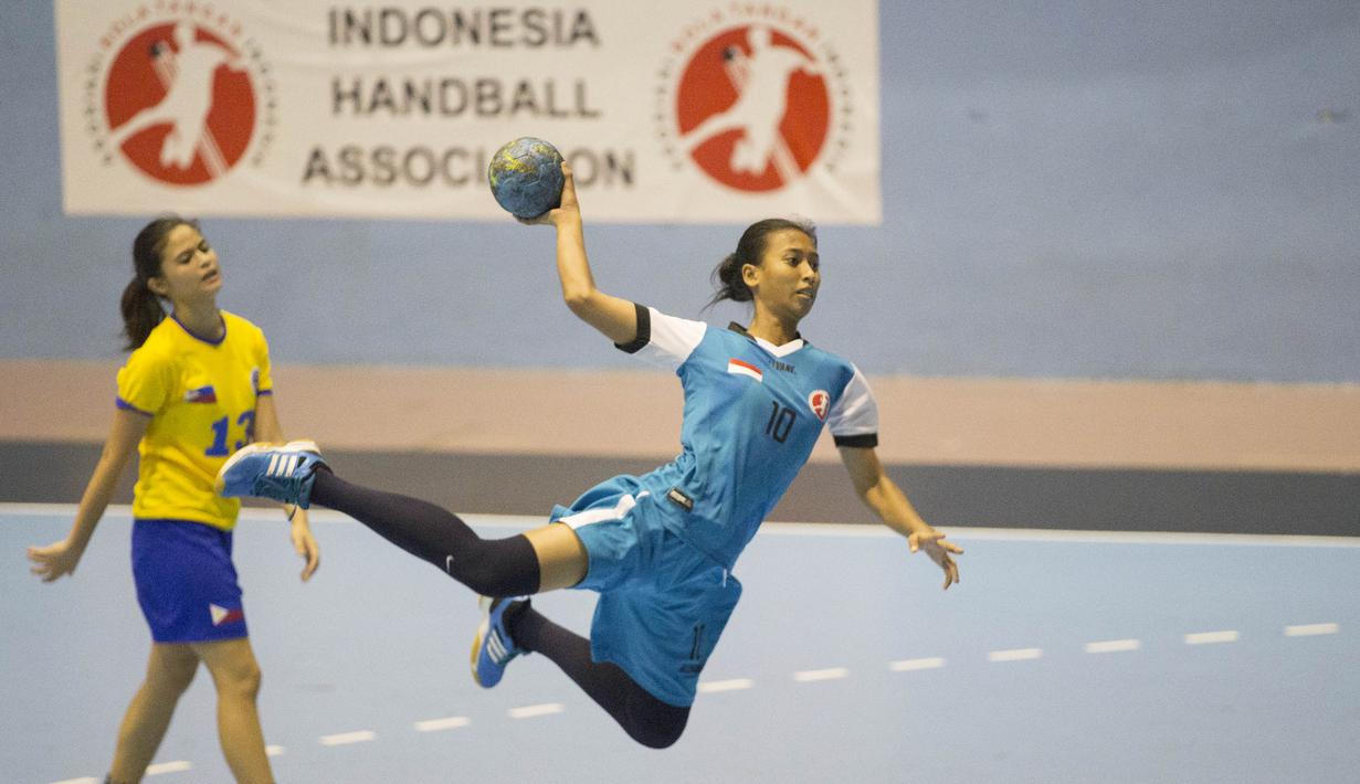 Pebola tangan putri Indonesia, Fitri Anggi Yani, terbang untuk membobol gawang Filipina pada International Handball Federation Trophy 2016 di Jakarta, Sabtu (5/3/2016). (Bola.com/Vitalis Yogi Trisna)