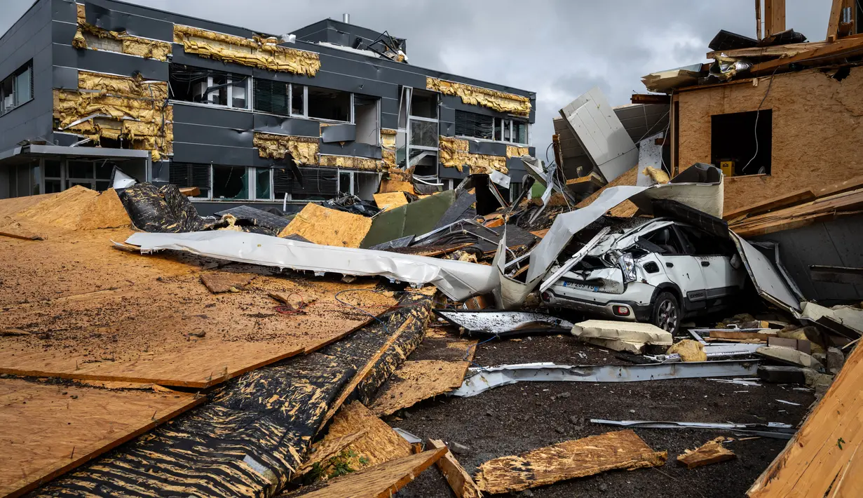 Satu orang tewas dan sekitar 15 orang lainnya terluka di barat laut Swiss pada hari Senin setelah "kemungkinan tornado" menghantam sebuah kota di pegunungan Jura, menyebabkan kerusakan yang signifikan. (Fabrice COFFRINI / AFP)