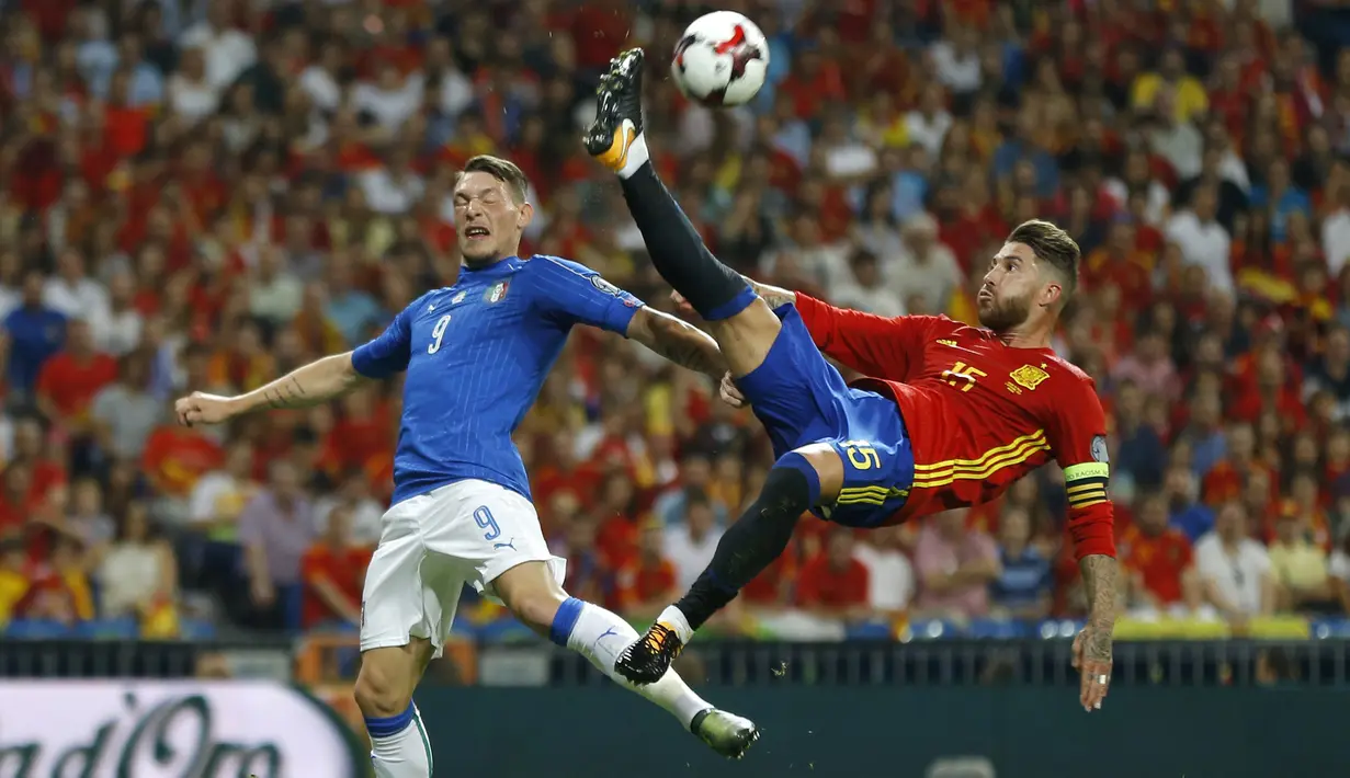 Aksi pemain Spanyol, Sergio Ramos menghalau bola dai kejaran pemain Italia, Andrea Belotti pada laga Grup G Kkualifikasi Piala Dunia 2018 di Santiago Bernabeu stadium, Madrid, (2/9/2017). Spanyol menang 3-0. (AP/Francisco Seco)