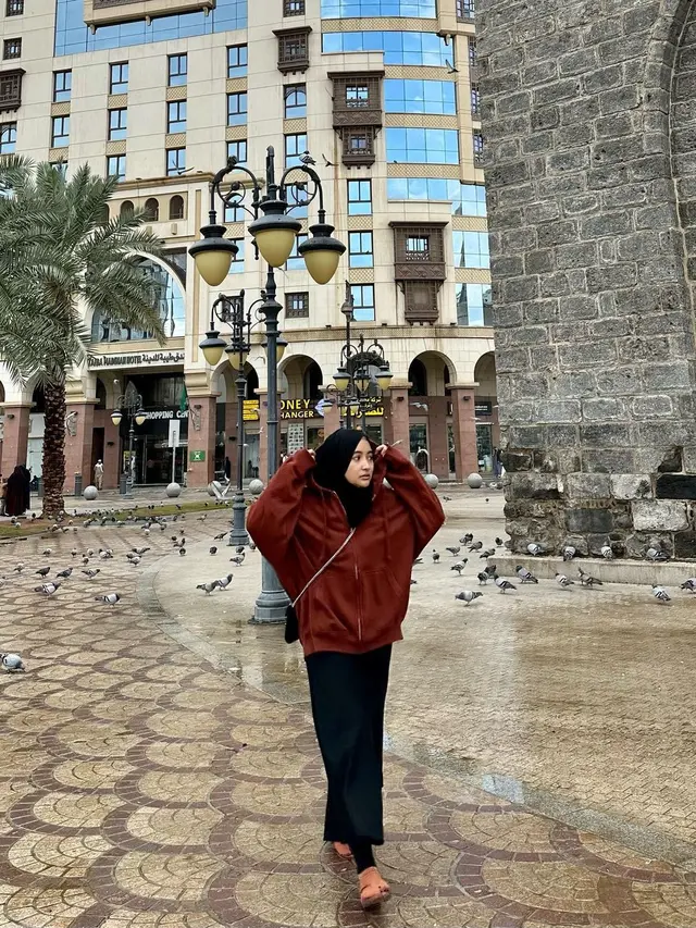 5 Gaya Kompak Arafah Rianti dan Halda Jalani Umroh Bersama, Anggun Berbalut Gamis