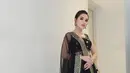 Sang stylist Erich Al Amin memilihkan busana khas perempuan India warna hitam dengan aksen keemasan pada bordiran busana dari Syarliet Collection by Elvina. [@ayutingting92]