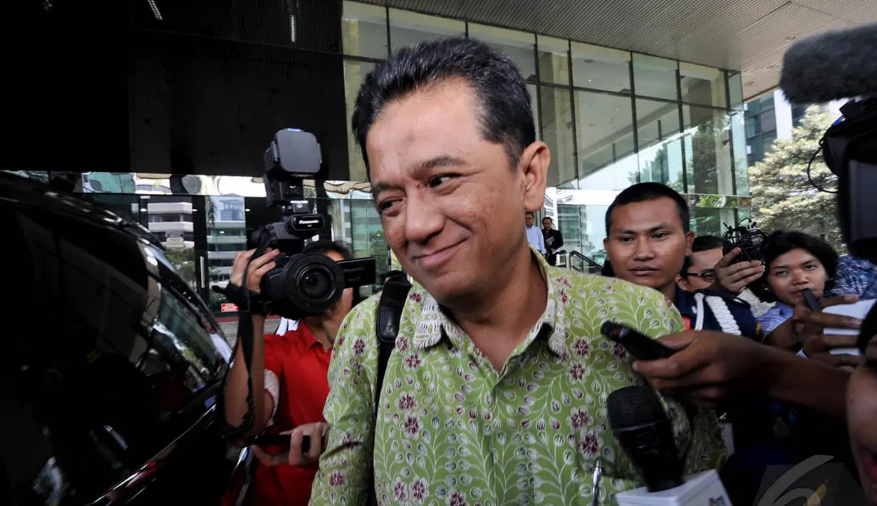 Komisaris Utama PT PLN, Chandra M Hamzah, usai melakukan pertemuan dengan Pimpinan KPK, Jakarta, Rabu (24/12/2014). (Liputan6.com/Miftahul Hayat)