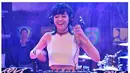 DJ Una sendiri telah bermain turn table dari 2008, bermula dari kakaknya yang juga DJ. Semenjak pertama kali memulai karier di dunia musik, wanita 28 tahun ini sudah pernah meluncurkan lagu pertamanya yang bertajuk Save Our Sound. (instagram.com/putriuna)