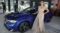 Model berpose pada peluncuran BMW Seri 3 Terbaru, BMW 320i M Sport dan BMW 330i M Sport Pro Pro di Plaza Senayan, Jakarta (02/12/2022). (Liputan6.com)
