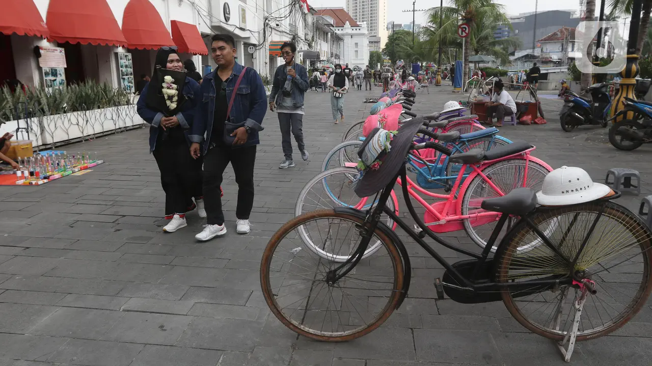 FOTO: Kawasan Sekitar Kota Tua Mulai Ramai Dikunjungi Warga