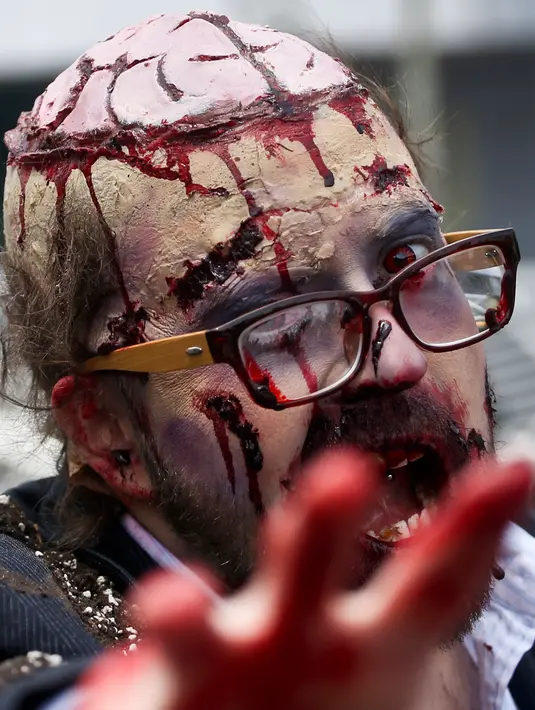 Seorang pria mengenakan kostum dan dandanan zombie dalam perayaan satu dekade Zombie Walk di Santiago, Chile, 13 Oktober 2018. Zombie Walk digelar dua minggu sebelum perayaan Halloween pada 31 Oktober mendatang. (AP/Esteban Felix)