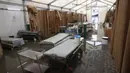 Imbasnya, layanan Instalasi Gawat Darurat (IGD) di tenda tersebut ditutup sementara. Tampak dalam foto, ranjang-ranjang kosong di dalam tenda darurat milik Rumah Sakit Nasser, yang berfungsi sebagai tempat penerimaan pasien rawat jalan dan departemen gawat darurat, setelah hujan lebat di Khan Yunis di Jalur Gaza selatan pada 26 Maret 2026. (Bashar Taleb/AFP)