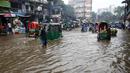 Sebuah jalan yang tergenang banjir di Dhaka, Bangladesh (21/7/2020). Hujan lebat monsun meluluhlantakkan Dhaka dengan beberapa kendaraan terperangkap di jalanan yang tergenang air dan orang-orang terjebak di rumah mereka akibat banyak daerah dataran rendah yang dilanda banjir. (Xinhua)