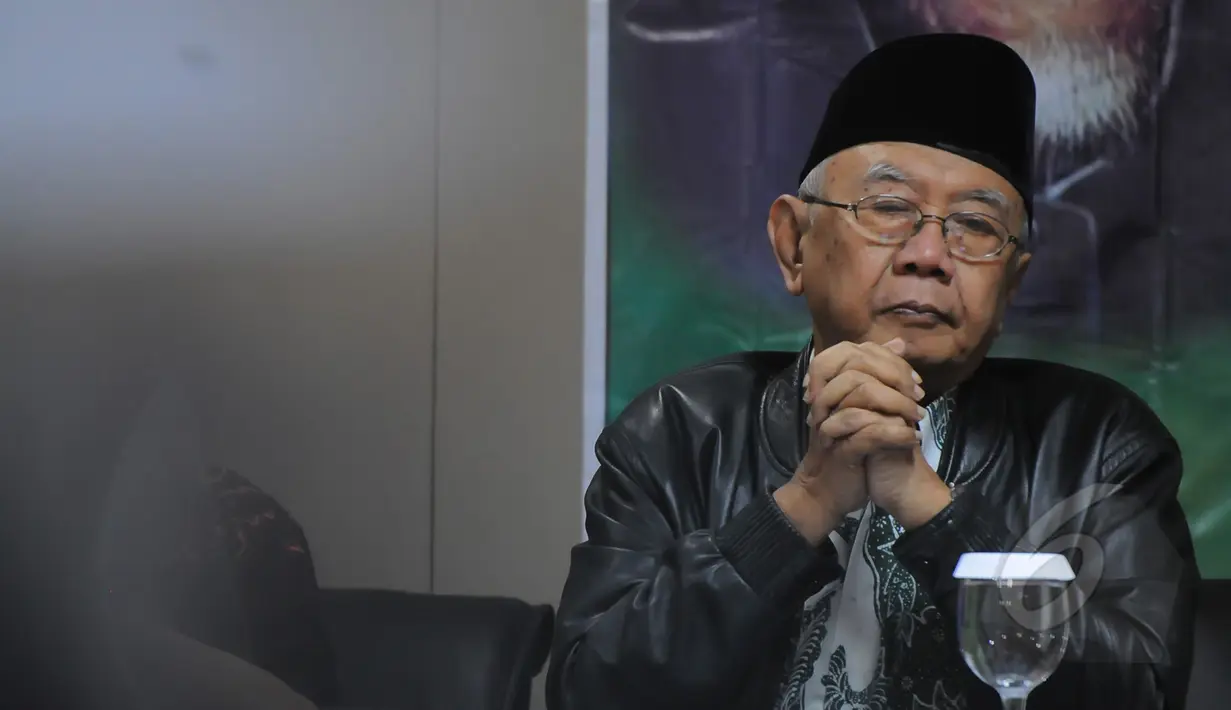 Tokoh Nahdlatul Ulama, Salahuddin Wahid menjadi narasumber dalam diskusi menyambut satu abad NU dan Muktamar NU ke-33, Jakarta, Senin (30/3/2015). Diskusi mengangkat tema "Muktamar Bersih" yang mencermati isu-isu perpecahan. (Liputan6.com/Herman Zakharia)