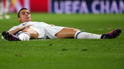 Gaya bintang Real Madrid, Cristiano Ronaldo saat terjatuh melawanLegia Warszawa pada laga grup F Liga Champions di Santiago Bernabeu stadium, Madrid, Rabu (19/10/2016) dini hari WIB. (REUTERS/Javier Barbancho)