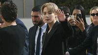 Jimin BTS, duta global Dior, tiba untuk peragaan busana kreasi Dior untuk koleksi Women Ready-to-wear Spring-Summer 2026 sebagai bagian dari Paris Fashion Week, di Paris, 1 Oktober 2025. (Anna KURTH/AFP)