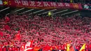 Para suporter China membentangkan syal untuk memberikan dukungan kepada tim mereka saat bertanding melawan Timnas Indonesia pada laga lanjutan putaran ketiga Grup C Kualifikasi Piala Dunia 2026 di Qingdao Youth Stadium, Qingdao, China, Selasa (15/10/2024). (AFP)