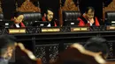 Hakim MK, Anwar Usman (tengah) membacakan putusan perkara DPD pada sidang di Gedung Mahkamah Konstitusi, Jakarta, Selasa (22/9/2015). Sidang beragendakan pengucapan putusan perkara DPD oleh Majelis Hakim Konstitusi. (Liputan6.com/HelmiFithriansyah)