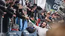 Pemain Juventus, Gonzalo Higuain menyapa fans usai timnya menang atas Napoli pada leg pertama semifinal Coppa Italia di Juventus Stadium, Turin, (28/2/2017). (EPA/Alessandro Di Marco)