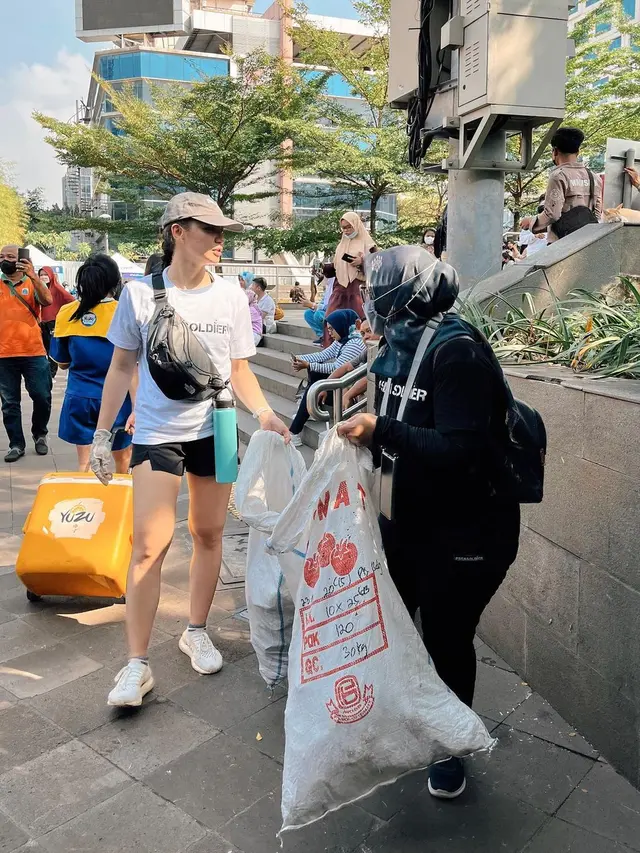 6 Aksi Angela Gilsha Punguti Sampah di Area Citayam Fashion Week Ini Banjir Pujian