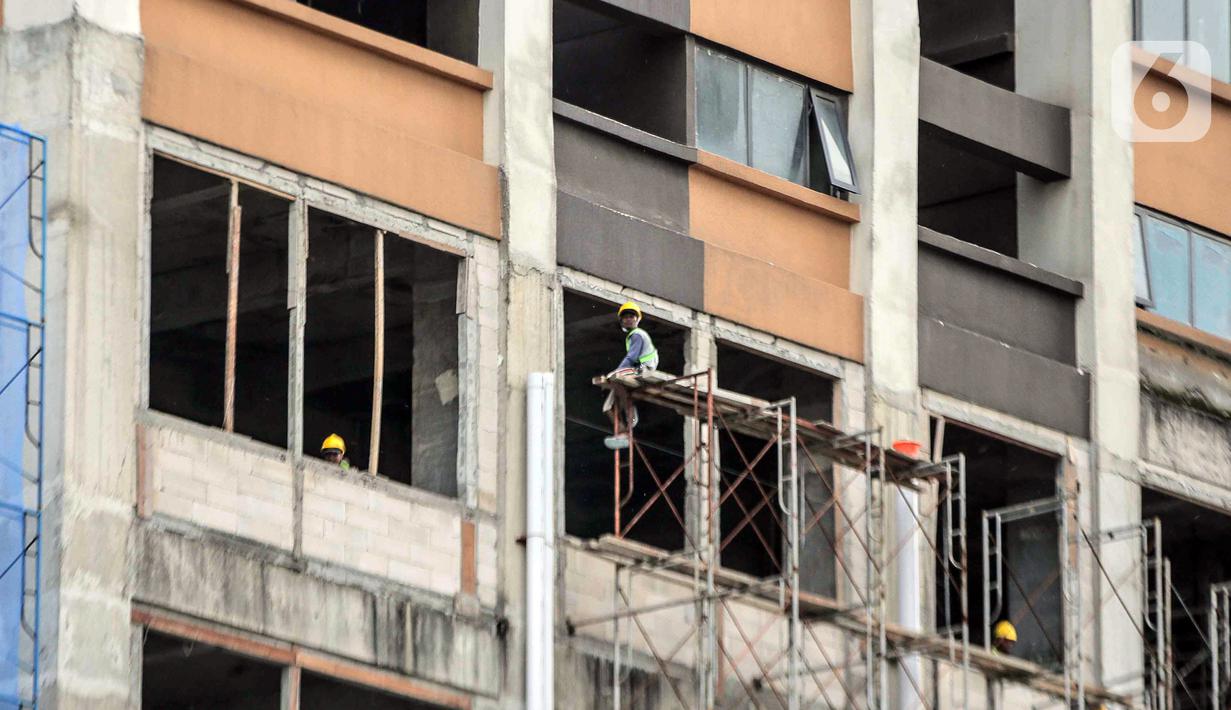 Pekerja menyelesaikan pembangunan proyek Meikarta, Cikarang, Kabupaten Bekasi, Jawa Barat, Selasa (14/2/2023). Sampai akhir tahun 2022, Meikarta telah menyalurkan 4.200 unit apartemen. (Liputan6.com/Faizal Fanani)