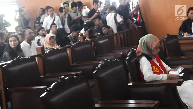 Atiqah Hasiholan Setia Temani Ratna Sarumpaet di Sidang Perdana
