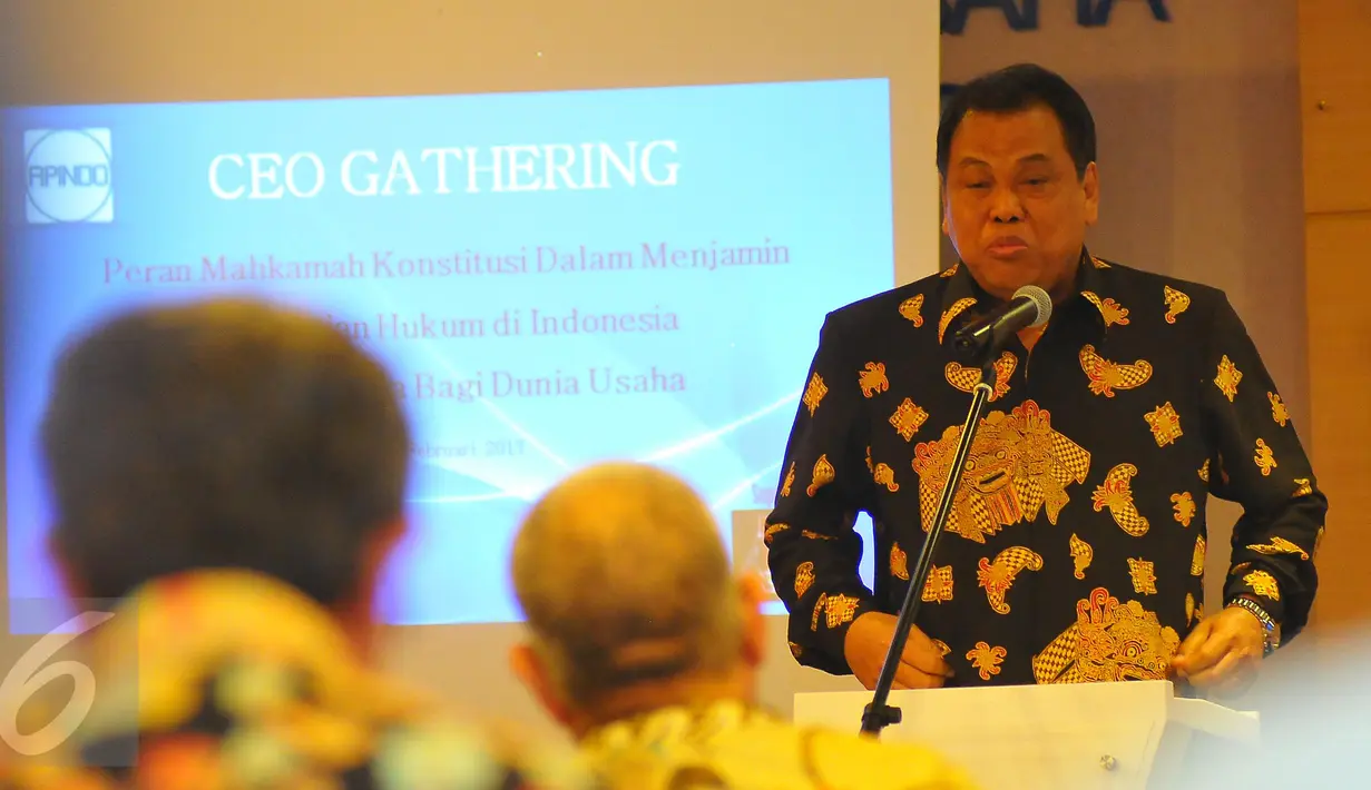 Ketua MK Arief Hidayat saat memberikan sambutan dalam acara CEO Gathering, Jakarta, Senin (27/2). Dialog tersebut membahas peran MK dalam menjamin kepastian hukum di Indonesia dan implikasinya dalam dunia usaha. (Liputan6.com/Angga Yuniar)