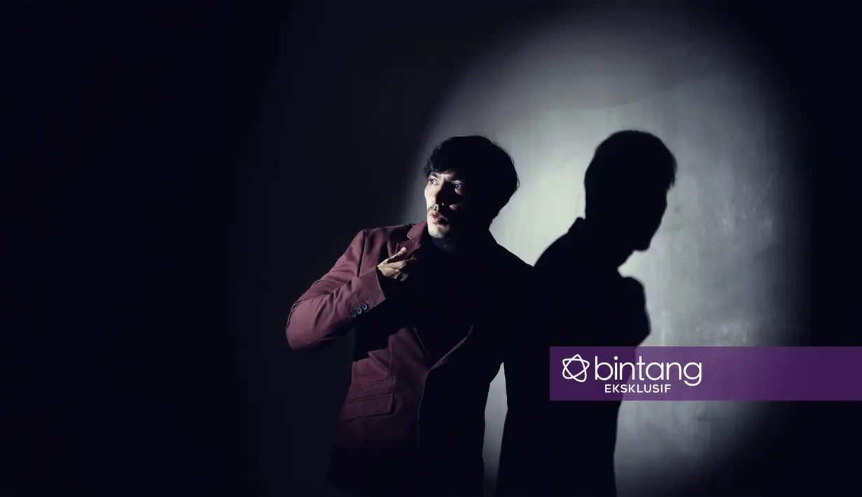 Terungkap bahwa saat mengisi waktu kosongnya, Abimana Aryasatya lebih banyak menghabiskan bersama keempat anak dan istrinya. Ia sadar bahwa saat sedang sibuk, ia tak bisa banyak bersama dengan keluarganya. (Nurwahyunan/Bintang.com)