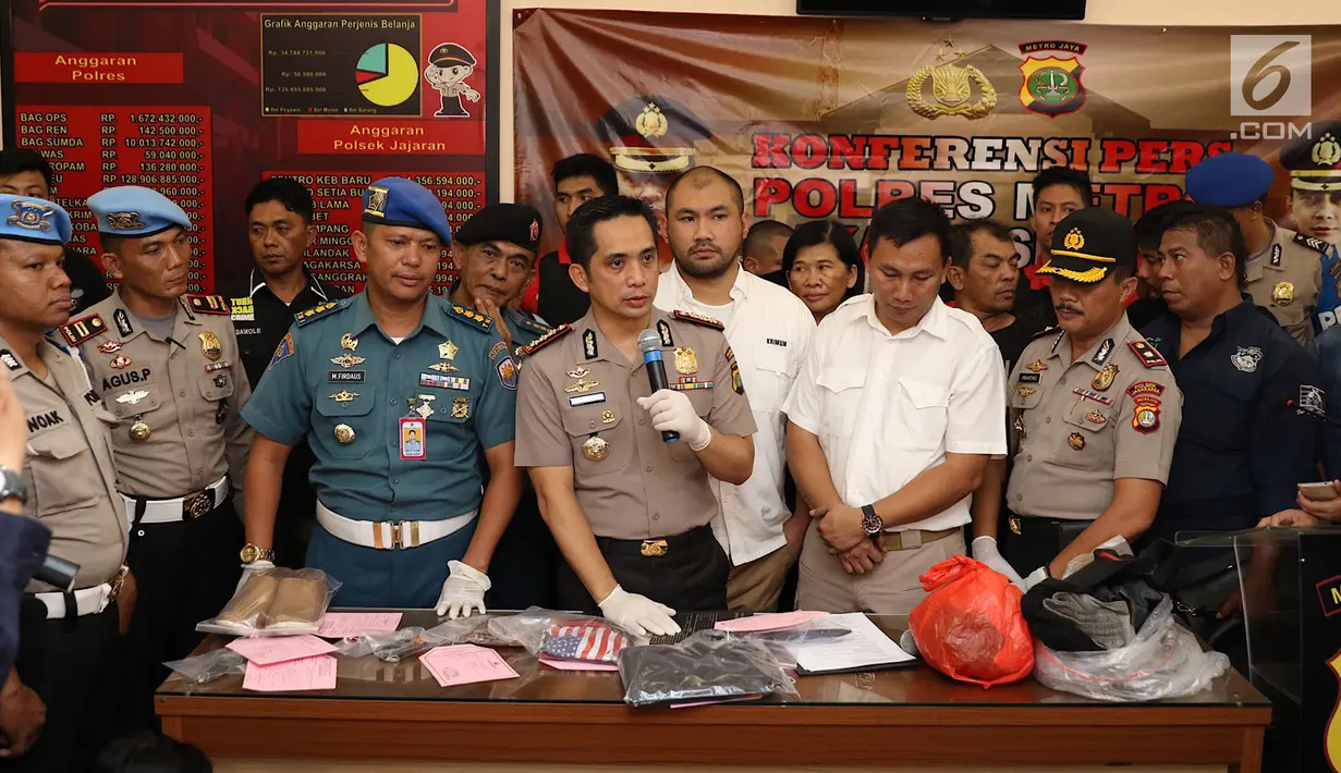 Kapolres Jakarta Selatan Kombes Pol Indra Jafar saat rilis kasus pembunuhan pensiunan TNI AL Hunaedi di Jakarta, Kamis (12/4). Polisi menangkap seorang tersangka berinisial S berusia 20 tahun. (Liputan6.com/Immanuel Antonius)