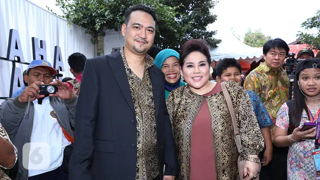 [Bintang] 8 Artis Wanita Indonesia yang Menikah dengan Pria yang Lebih Muda