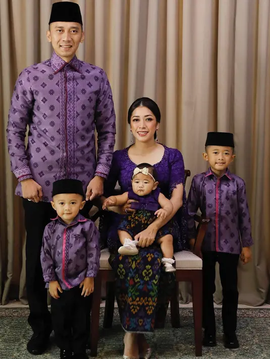 Keluarga Ibas dan Aliya kerap membagikan foto keluarganya dalam banyak momen. Mereka kerap terlihat kompak mengenakan kostum yang sama dalam setiap acara yang dilakoninya. (Liputan6.com/IG/ruby_26)