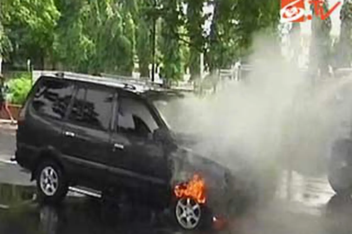 120415cmobil-terbakar.jpg