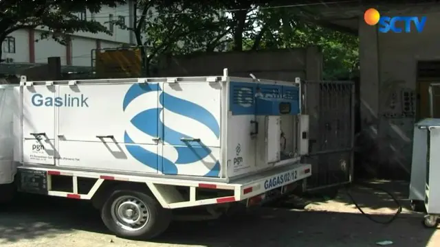 Satu unit kendaraan milik PGN datangi Rusun Bidara Cina untuk mengisi pasokan gas warga yang sebelumnya terganggu.