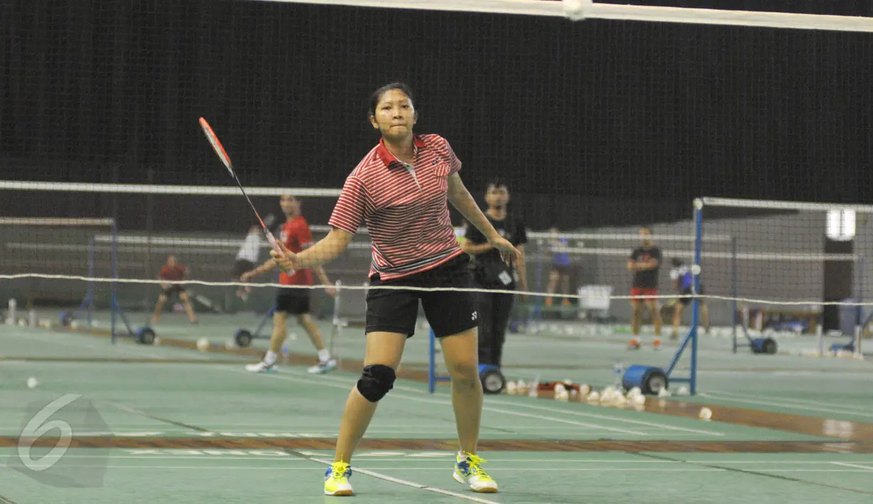 Pebulutangkis putri Indonesia Lindaweni Fanetri berlatih di Gedung Pelatnas PBSI, Cipayung, Jakarta, Jumat (29/5/2015). Mereka berlatih untuk menyiapkan diri menghadapi turnamen Indonesia Open Super Series Premier 2015. (Liputan6.com/Herman Zakharia)