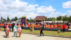 Suasana Alun-Alun Kota Depok yang dipadati warga setelah diresmikan Wali Kota Depok Mohammad Idris, Minggu (12/1/2020). Alun-alun seluas 3,9 hektare ini dilengkapi berbagai fasilitas, hingga gerai UMKM. (Merdeka.com/Muhammad Fayyadh/Magang)