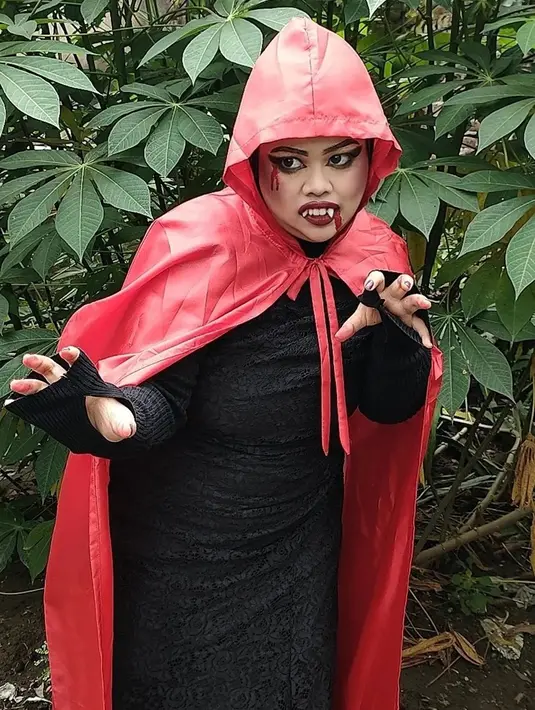 Kekeyi berujar di Instagramnya bahwa cosplay jadi hantu ia lakukan agar bisa menakuti para mantan. Ya, kocaknya Kekeyi memang belum sirna dan ia tetap sukses bikin banyak warganet ngakak. Seperti halnya saat cosplay jadi vampir. (Liputan6.com/IG/rahmawatikekekeyiputricantikka23)