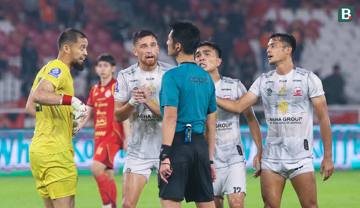 Pemain Madura United melakukan protes kepada wasit saat melawan Persija Jakarta pada laga pekan ke-18 BRI Super League 2025/2026, Jumat (23/01/2026). (Bola.com/M Iqbal Ichsan)