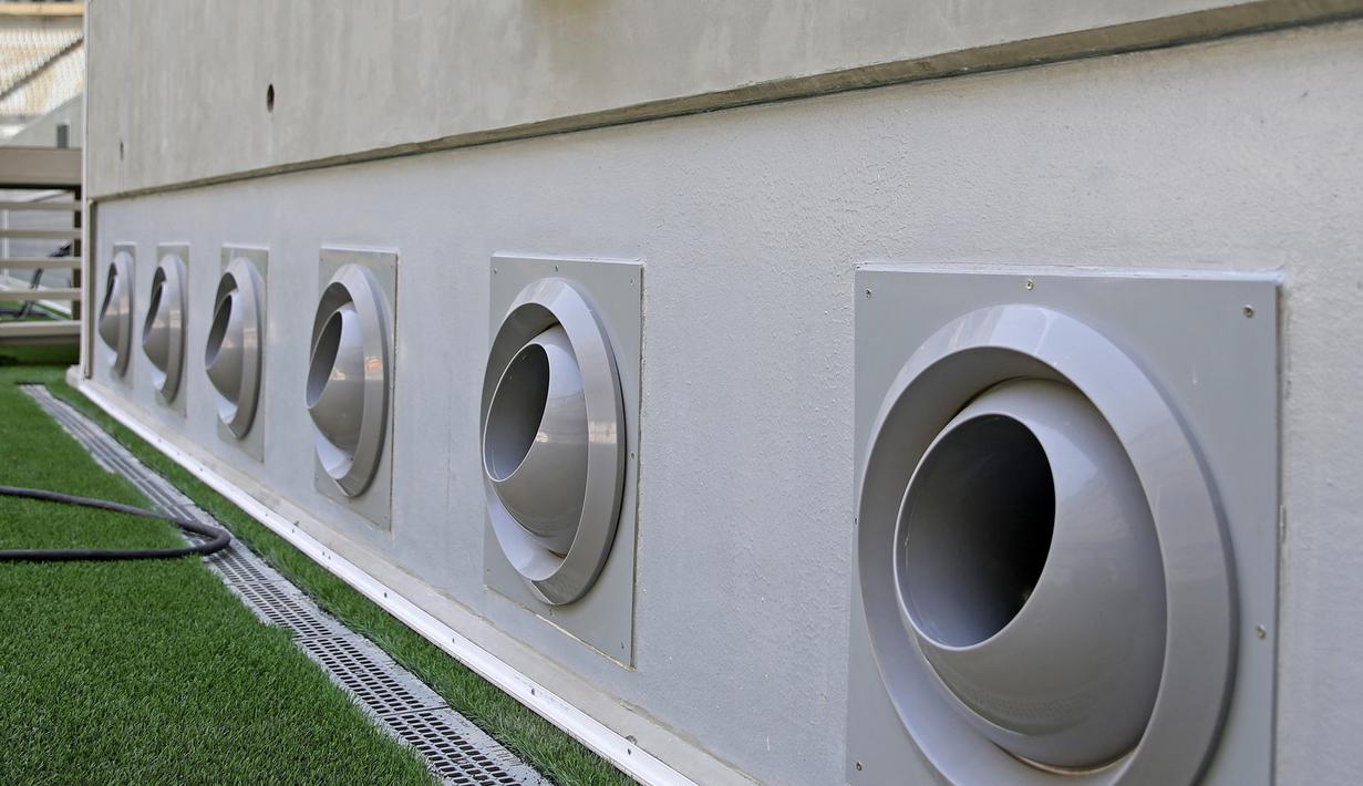 Beberapa fasilitas yang terdapat di Iconic Lusail Stadium antara lain fasilitas olahraga, cafe, pusat perbelanjaan, klinik kesehatana dan sekolah. Sementara fasilitas penunjang di dalam stadion terdapat AC yang disediakan untuk para pemain yang bertanding. (AFP/Mustafa Abumunes)