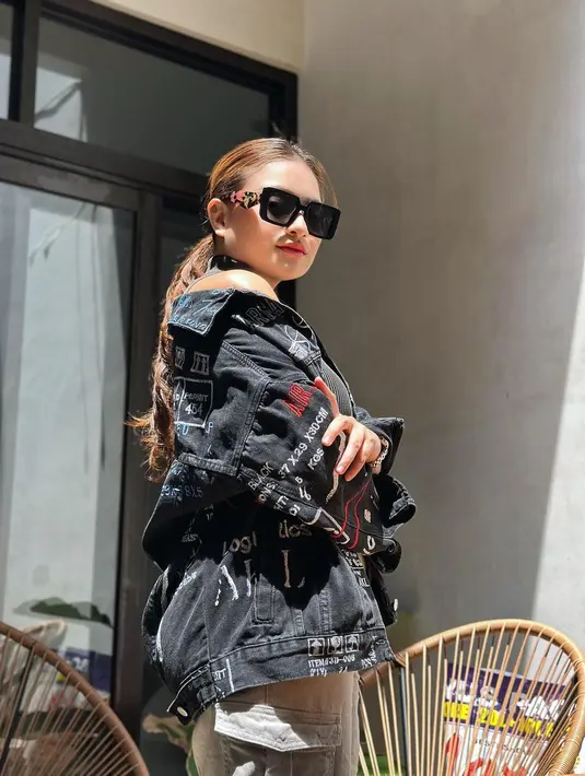 Meski banyak komentar pedas, ia tak ambil pusing. Nathalie tetap bergaya sesuai kemauannya. [Instagram.com/nathalieholscher]